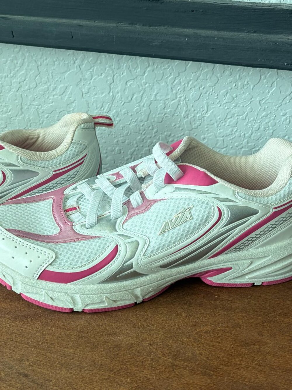 Avia 5000 White Pink Athletic Walking Running Shoes Like New. (CT)